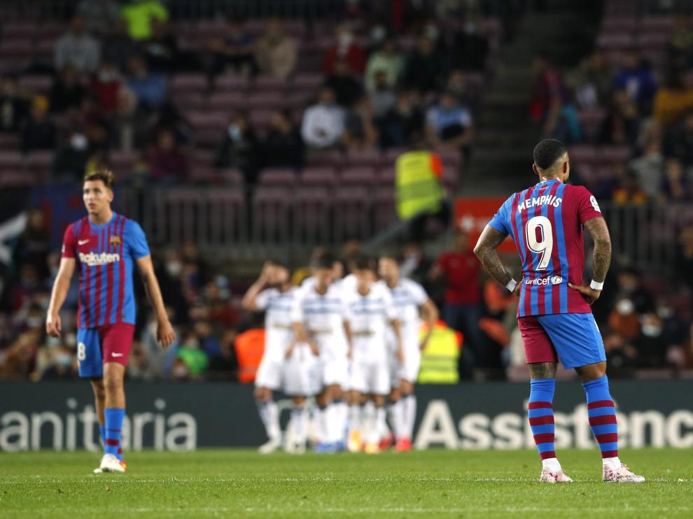 Los jugadores del Alavés celebrando el gol de fondo ante la desesperación de los culés