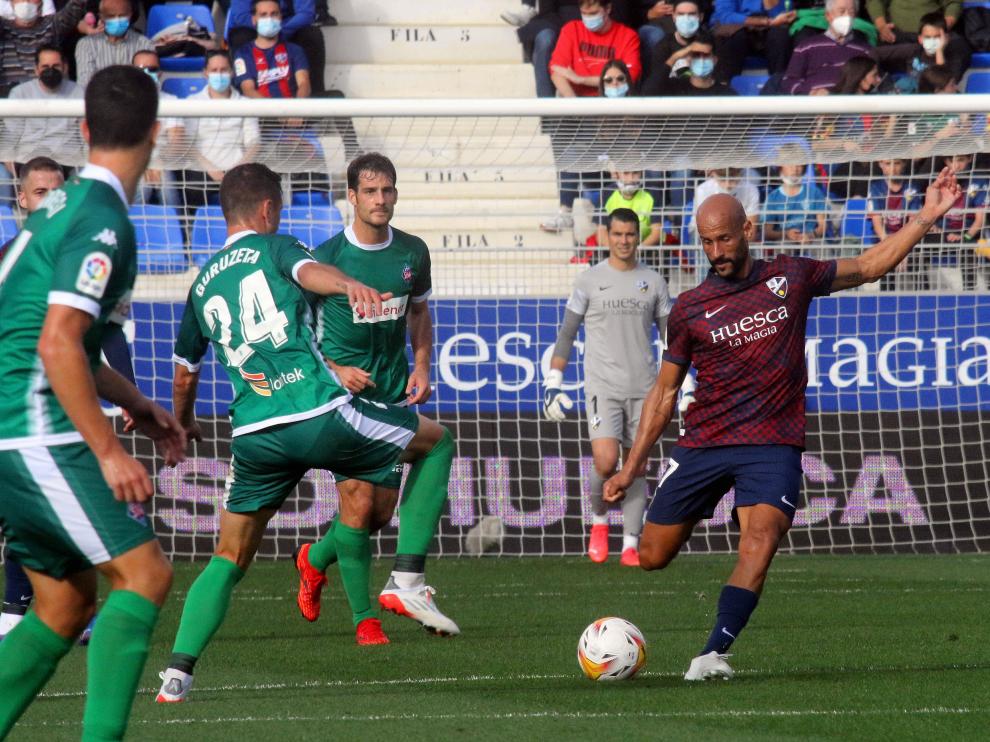 Mikel Rico realiza un disparo durante el partido contra el Amorebieta.