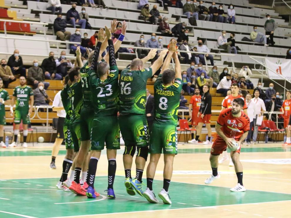 Pinto realiza un lanzamiento durante el partido ante el Antequera.