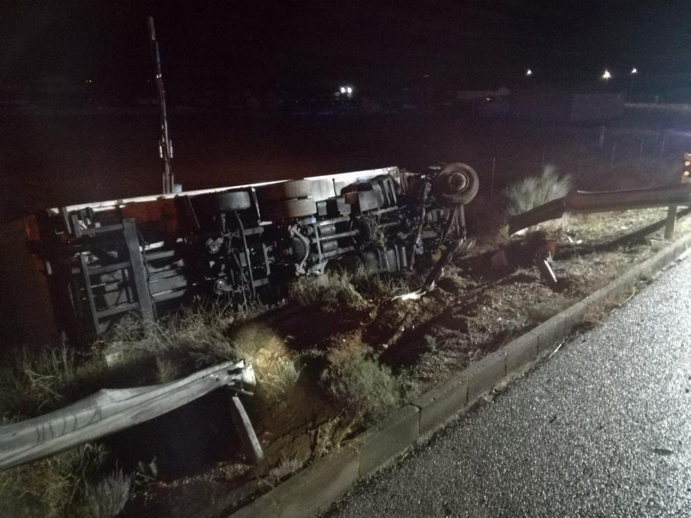 Así ha quedado el camión tras volcar en la N-211 a la altura de Caminreal.