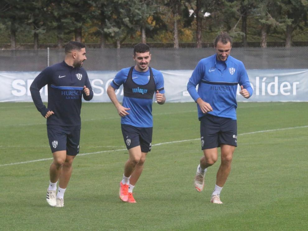Joaquín y Miquel corren junto al readaptador Jordi Carracedo en el entrenamiento de este domingo.