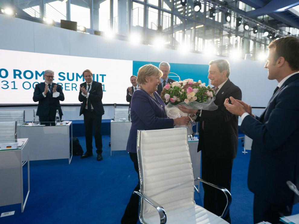 Momento en el que Merkel recibe las flores de manos de Draghi ITALY G20 ROME SUMMIT