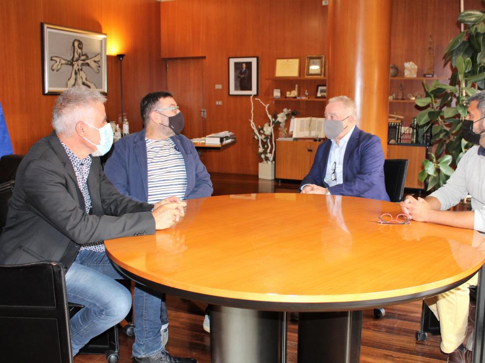 Reunión del presidente de la DPH, Miguel Gracias, con representantes de la Plataforma La Fueva no se vende.
