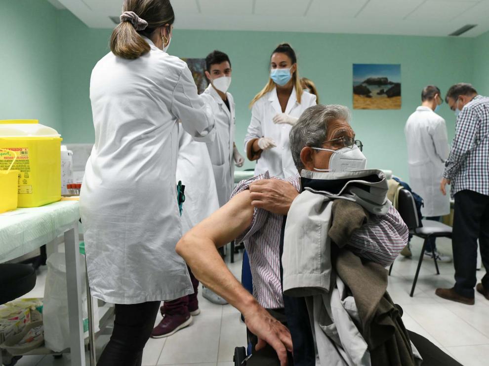 Aragón inicia este martes la campaña de vacunación frente a la gripe, que se simultanea con la administración de la dosis de refuerzo contra la covid en la población mayor de 70 años en la misma cita.