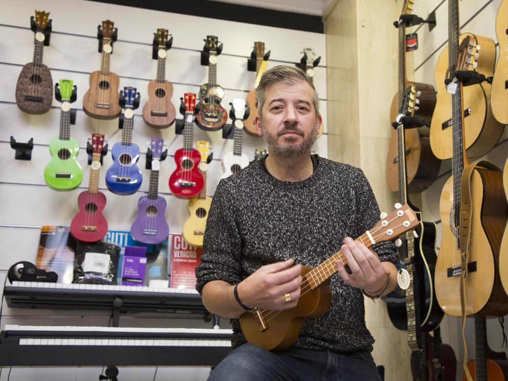Carlos Burguete, con uno de los ukeleles de su tienda Musicopolix.