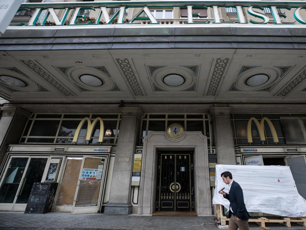 La característica ‘M’ de McDonalds ya luce en la fachada del antiguo cine Elíseos.
