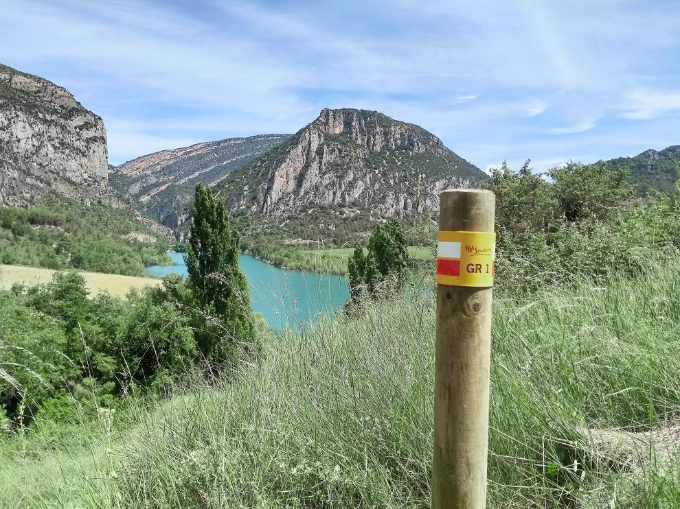 El tramo del GR 1 adecuado como Sendero Turístico de Aragón discurre por importantes monumentos románicos y parajes naturales como el congosto del Entremón.