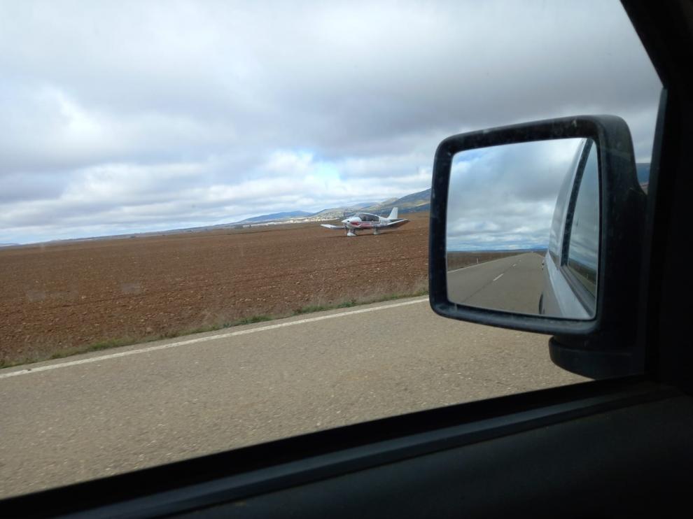 La avioneta tuvo que aterrizar en una finca cerca de la carretera A-211, en Santed.