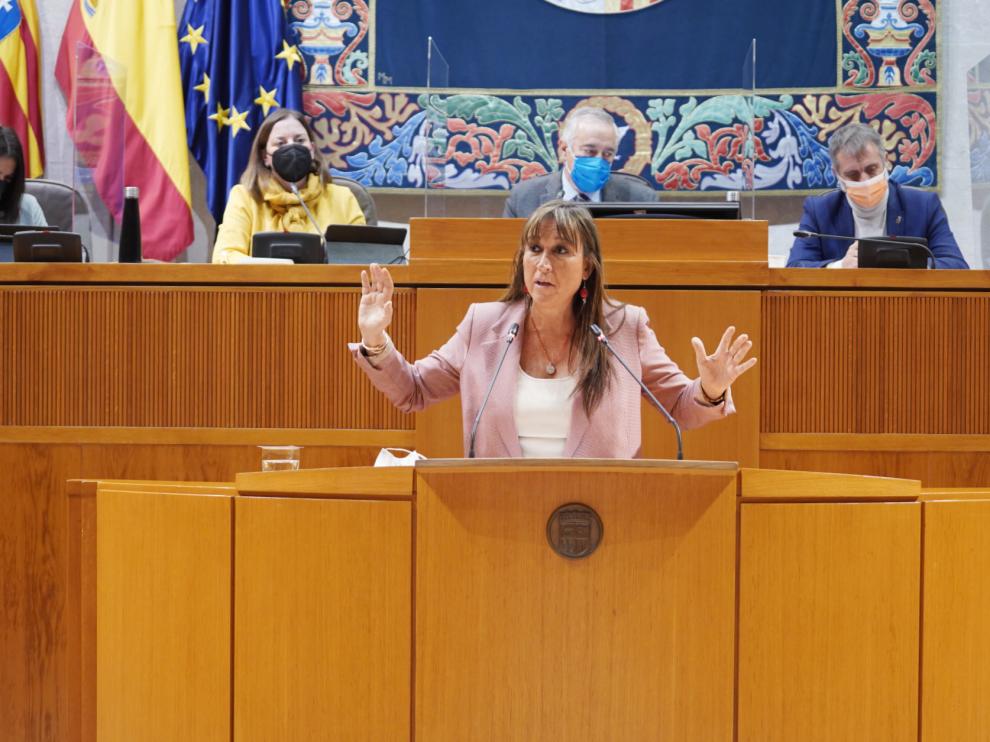 La consejera de Sanidad, Sira Repollés, este viernes en el pleno de las Cortes de Aragón.