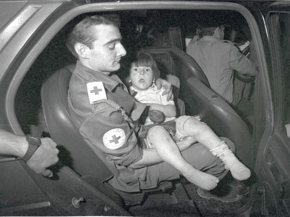 José Luis Cabrero, con el niño perdido en Tierz al que encontró bajo un árbol.
