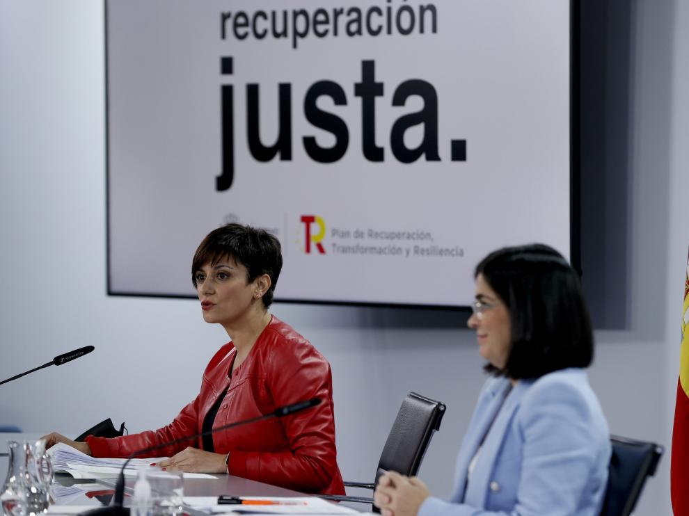 Las ministras Isabel Rodríguez y Carolina Darias tras el Consejo de Ministros