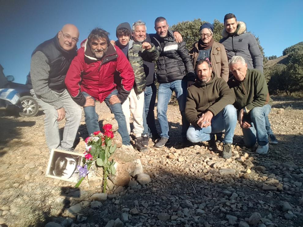 El equipo de búsqueda, en el lugar donde cayó el avión de Luis Tuya, en la foto aparece depositada en el suelo.
