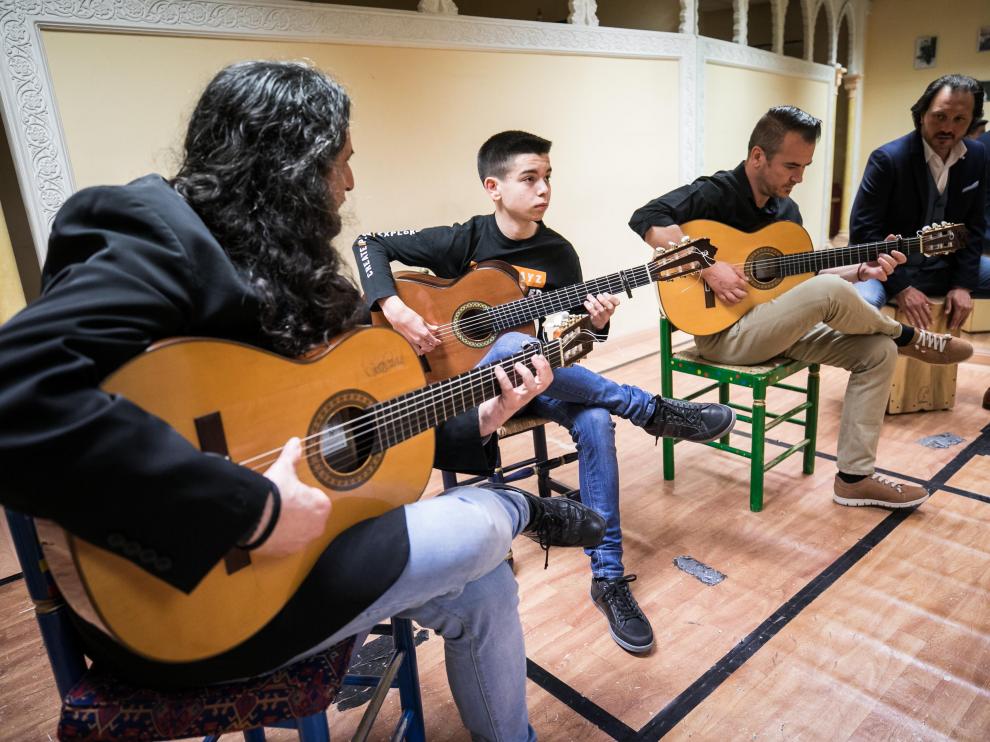 Alejandro Monserrat y Nacho Estévez en uno de sus ensayos en la escuela de flamenco Los Cabales.