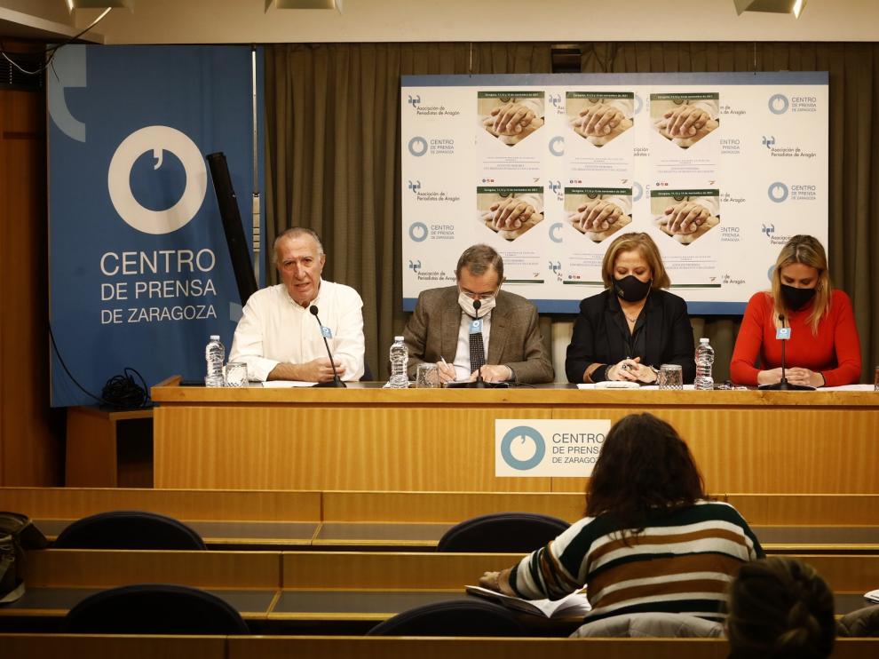 De izquierda a derecha, Antonio Gómez, Leandro Catalán, Mercedes Ortín y Pilar Borraz, en la presentación del congreso.
