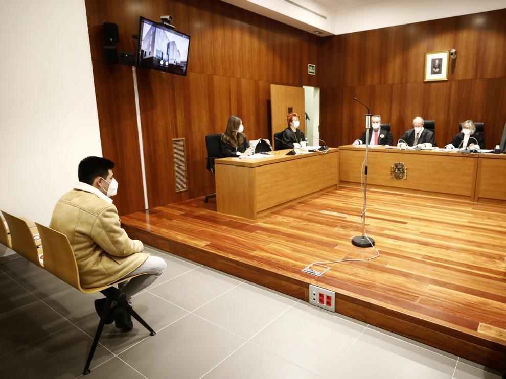 El joven denunciado, ante el tribunal