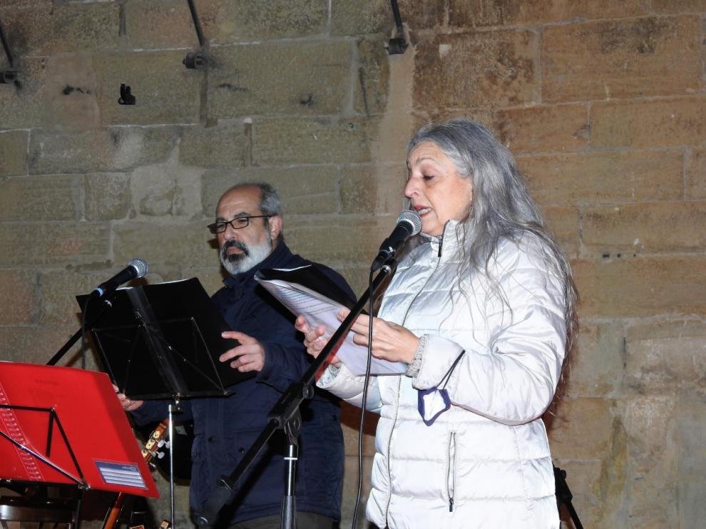 Luis Trébol y Loretta Garcia leyendo relatos en la Plaza Mayor de La Fresneda.