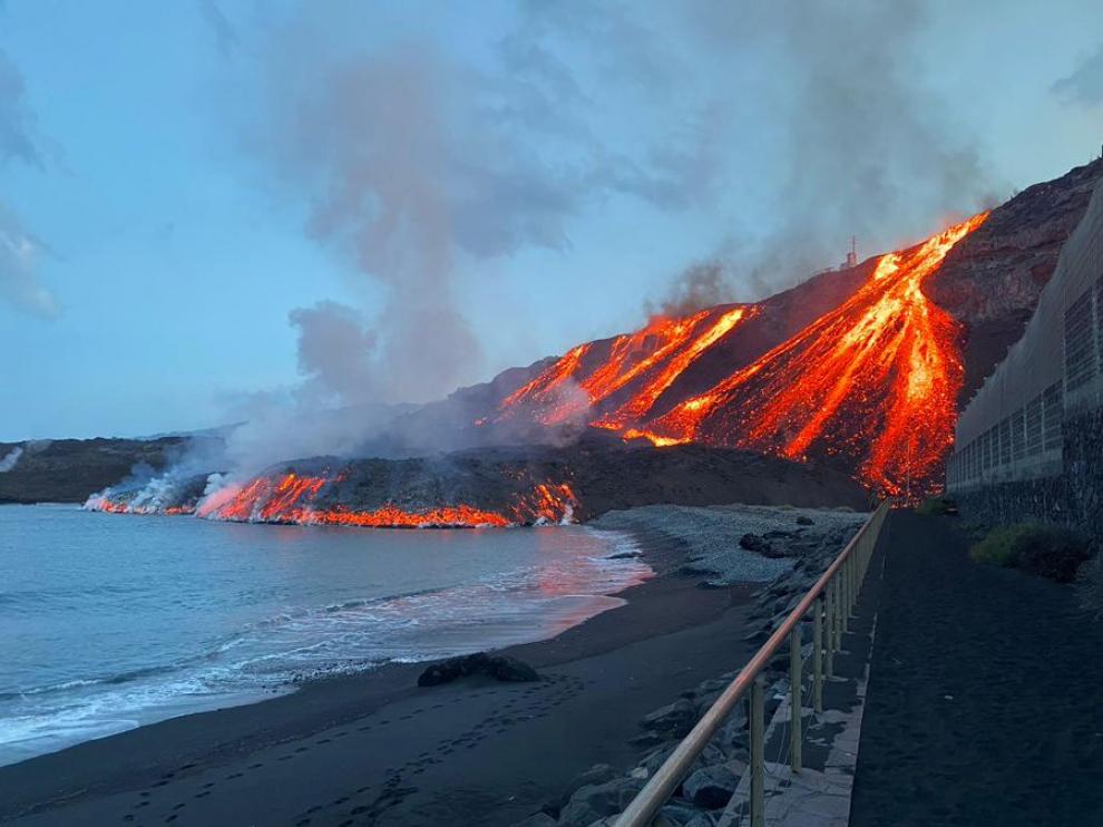 Imagen de la lava llegando a la playa