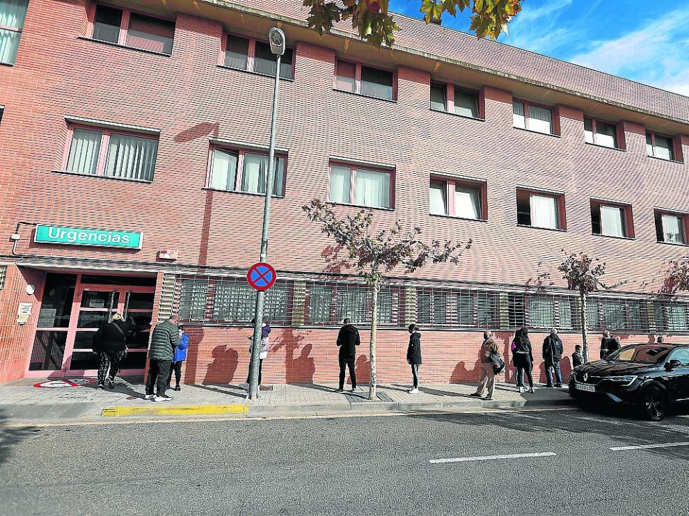 El incremento de PCR y test de antígenos ha hecho que vuelvan a verse filas en el exterior de los centros de salud.