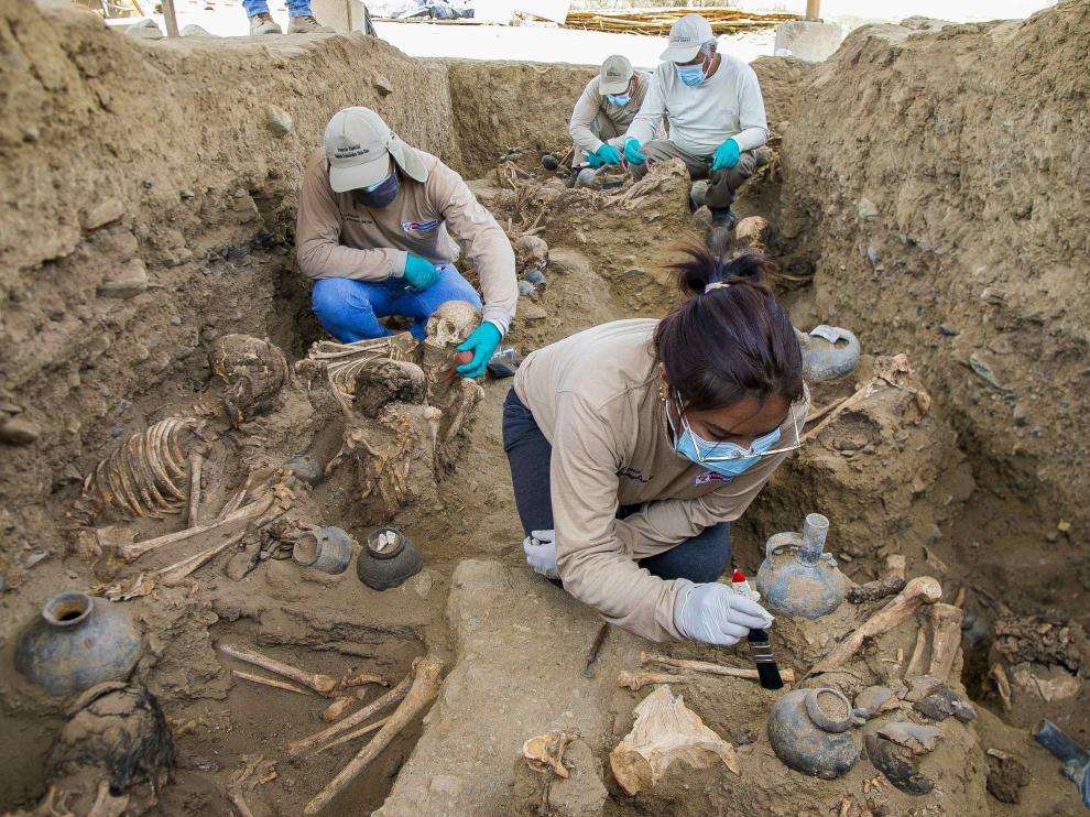 Arqueólogos trabajando en un sector del complejo arqueológico de Chan Chan, en Libertad (Perú).