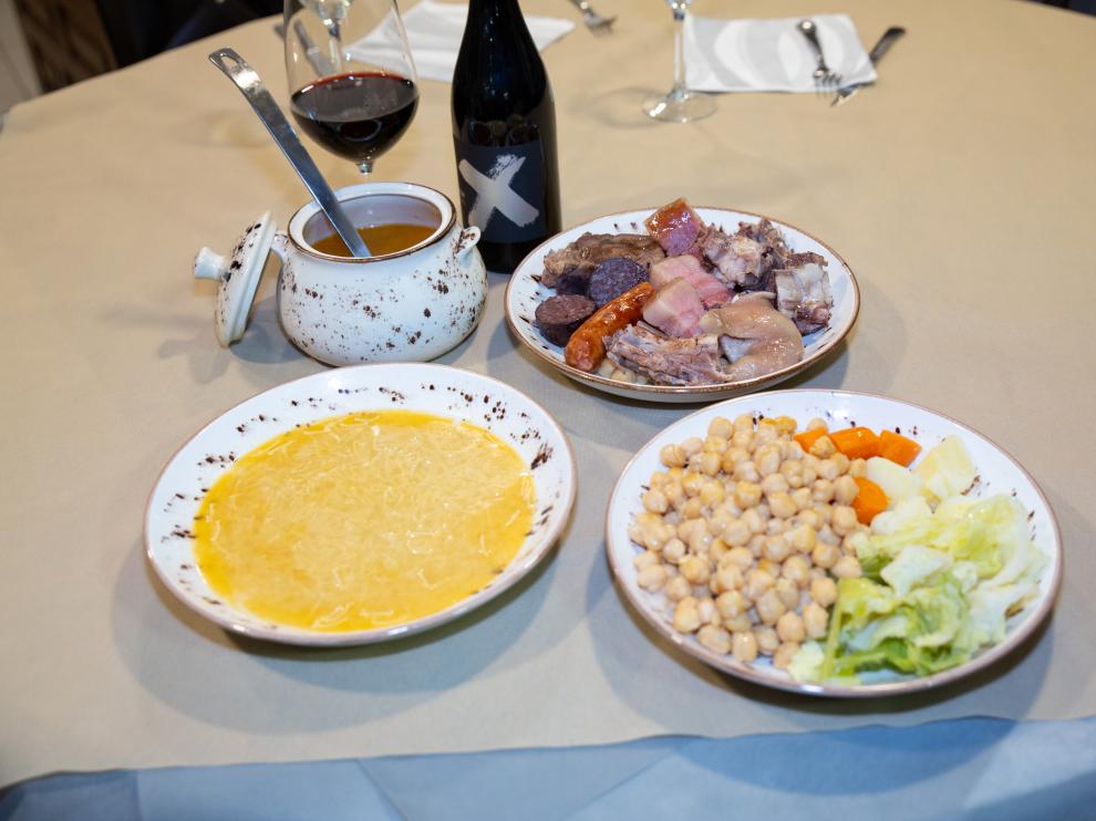 Cocido tradicional que sirven en el restaurante Candelas, de Zaragoza.