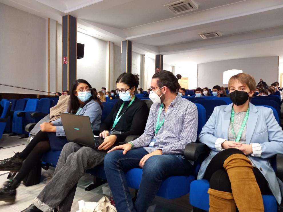Yoana Serrano, Ana Monfor, Eduardo Ruiz y Blanca Urmeneta han abierto las sesiones del Encuentro de Jóvenes Investigadores en Cáncer.