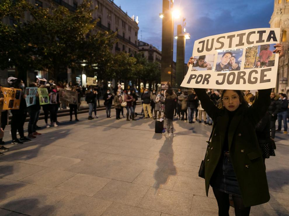 Varias decenas de personas se han concentrado en la plaza del Pilar para recordar a Jorge Villamil.