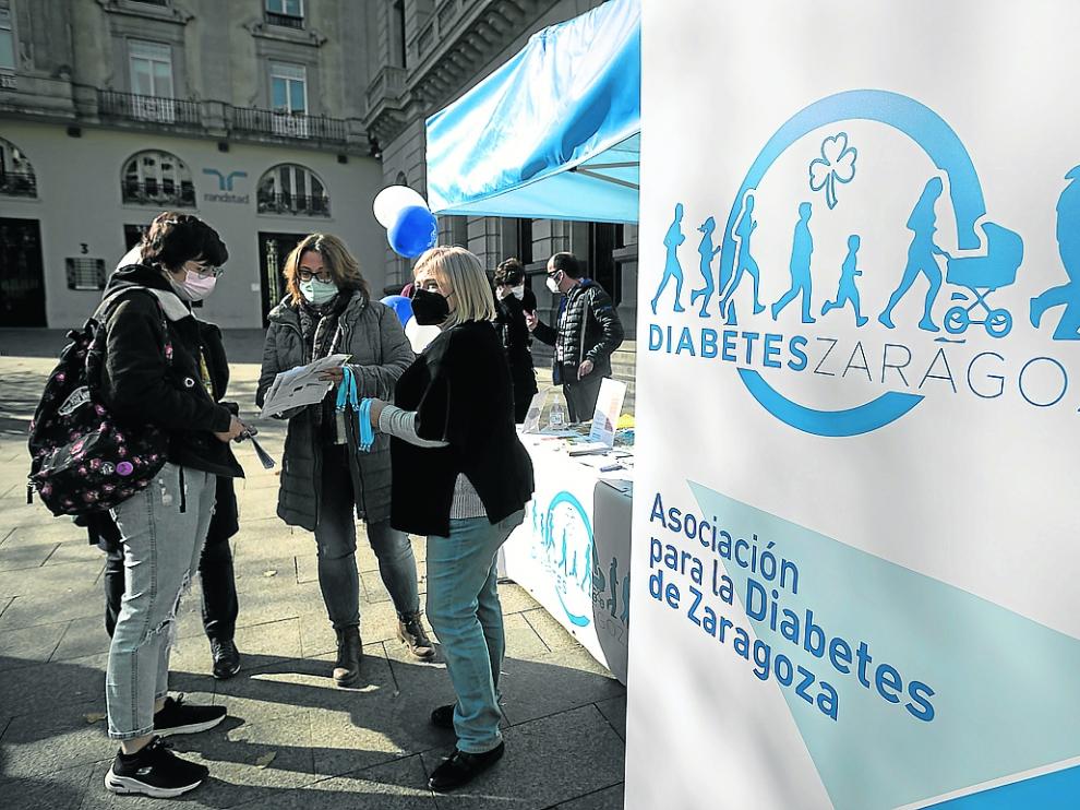 Mesa informativa de la Asociación para la Diabetes de Zaragoza en la plaza de España.