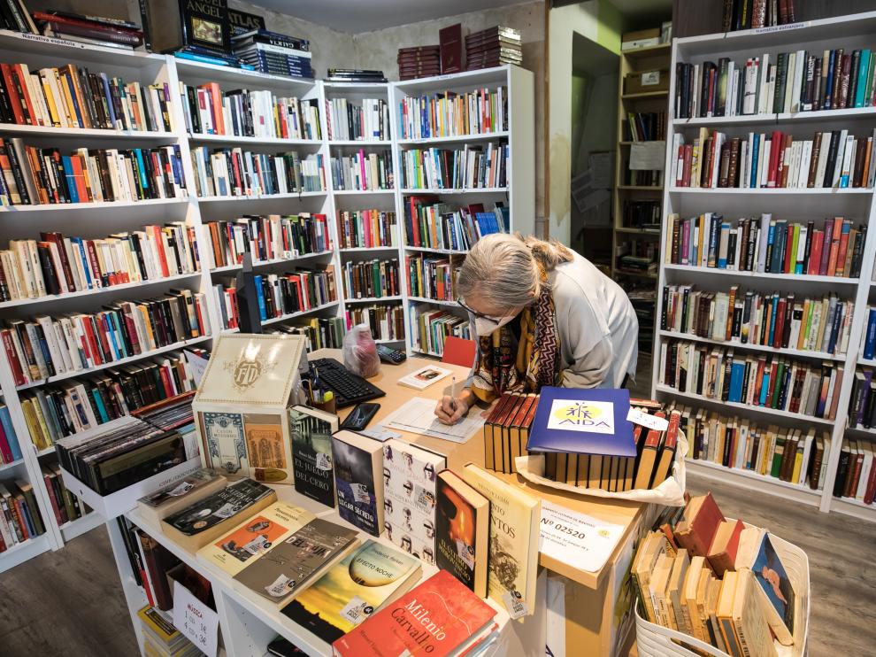 La voluntaria Anna Van Der Auwera en la librería AIDA Books&More Zaragoza, en la calle Mayor.