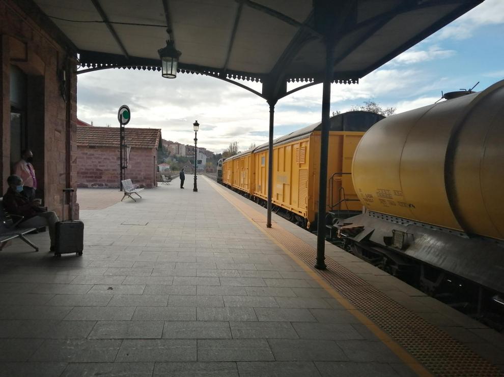 El corte obligará a los trenes de mercancías –en la foto uno de ellos– a desviarse por Madrid o Tarragona