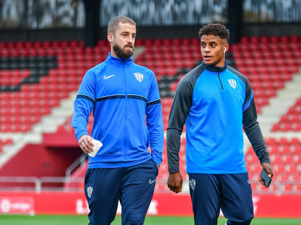 Pulido, junto al delantero del Huesca B, Carlos Kevin, antes del partido contra el Mirandés.