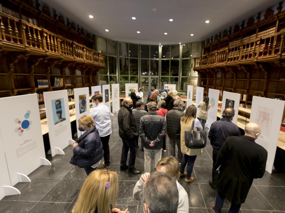 Acto inaugural de la exposición 'El arte de cuidar', que puede verse en el centro Ibercaja Huesca.