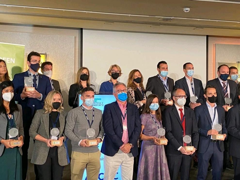 Fernando Ucelay, responsable del grupo Querqus recogió ayer el premio en Madrid junto a Alberto Isern, director de la planta de fabricación de pallets. En la imagen, junto a los responsables de otras empresas premiadas.