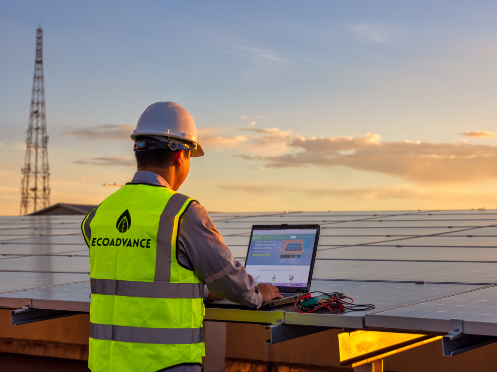 Ingeniero de Eco Advance instalando placas solares.