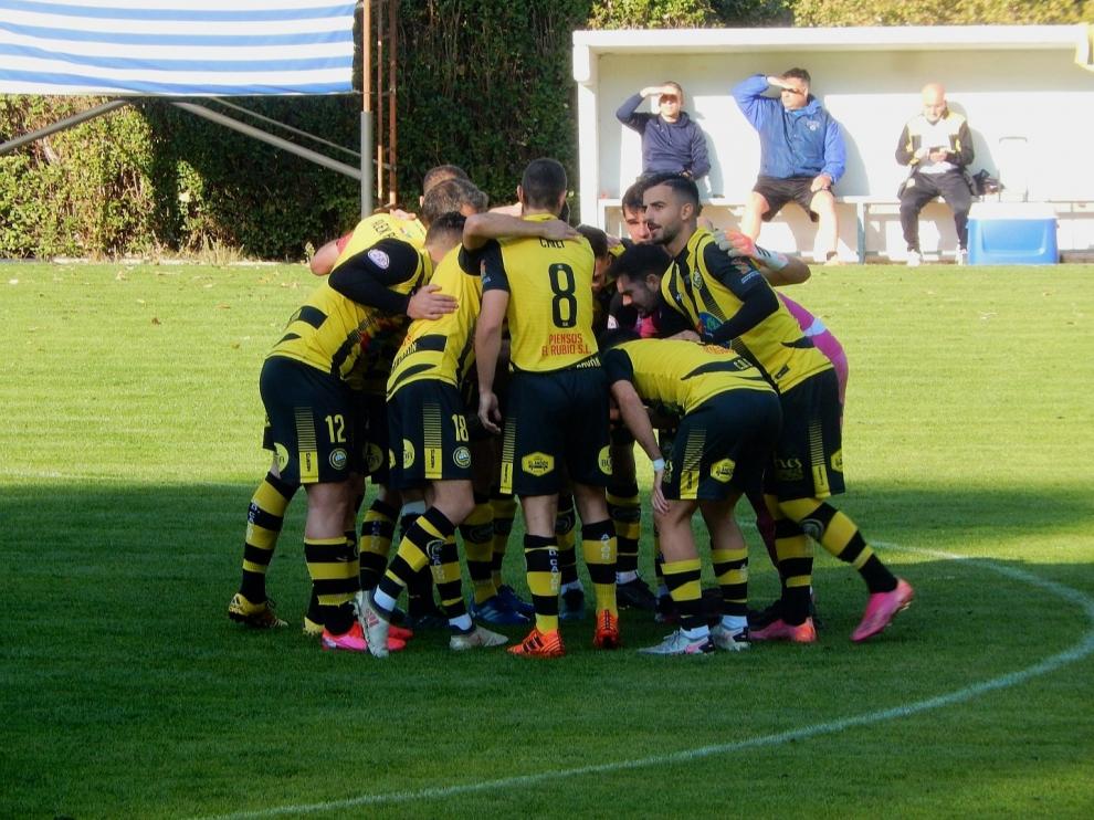 Los jugadores del Cayón, en un partido de esta temporada.
