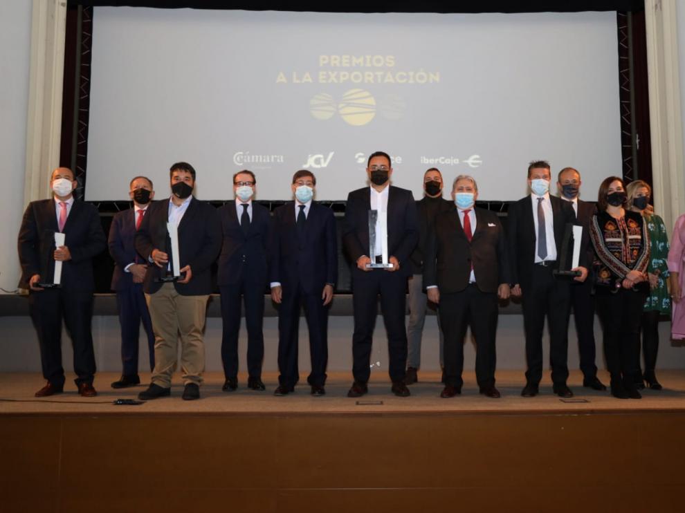 Arturo Aliaga y Manuel Teruel, con los responsables de las cuatro empresas galardonadas, ayer en la Cámara de Zaragoza.