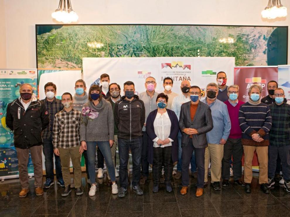 Foto de familia de los asistentes al simposio en Graus.