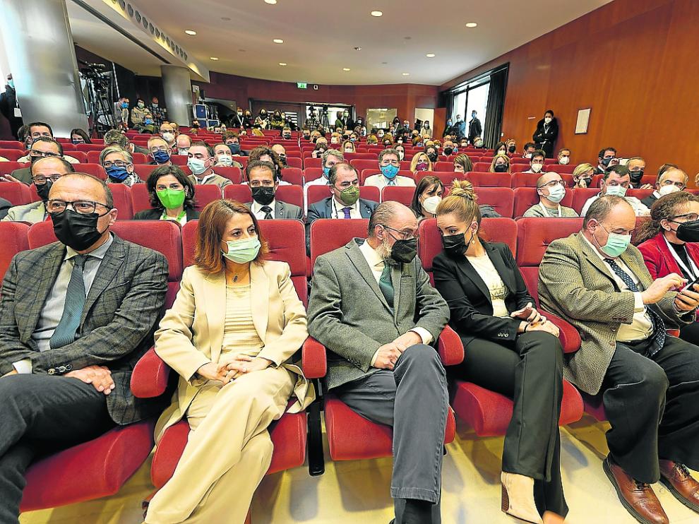 Lambán, entre Emma Buj y Maru Díaz, este jueves en la inauguración del congreso de economía circular.