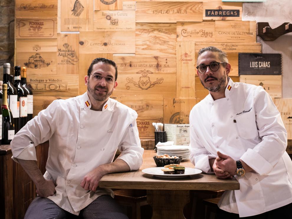 José María Fontanellas e Iván Trasobares, con el plato de liebre que preparan en el Bodegón Azoque.