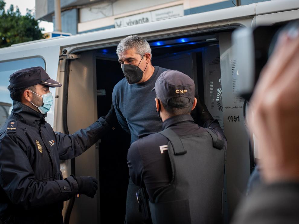 Bernardo Montoya, conducido por la policía hasta el juicio