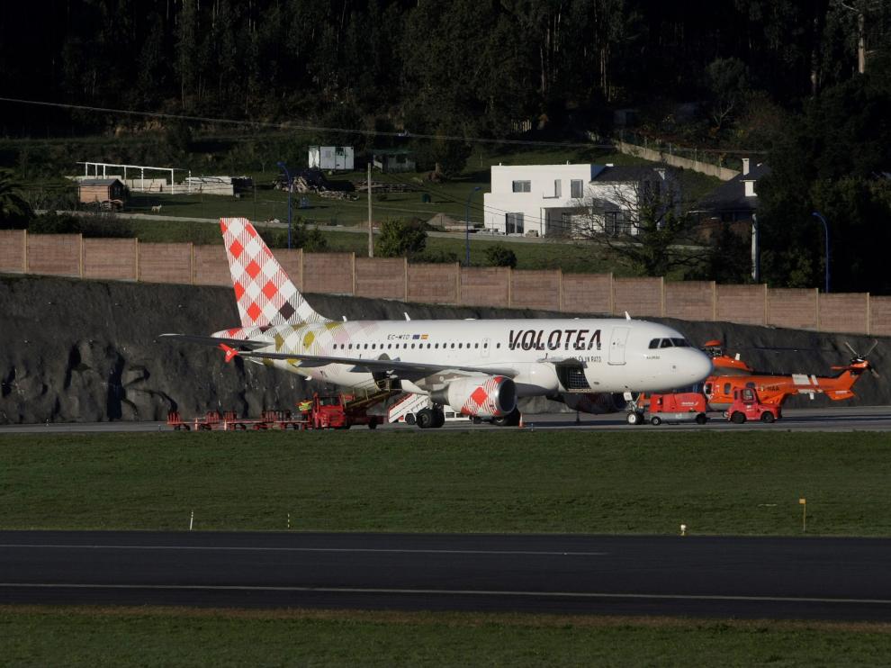 El Airbus 319 de la compañía Volotea en el aeropuerto coruñés de Alvedro después de aterrizar por una amenaza de bomba a bordo