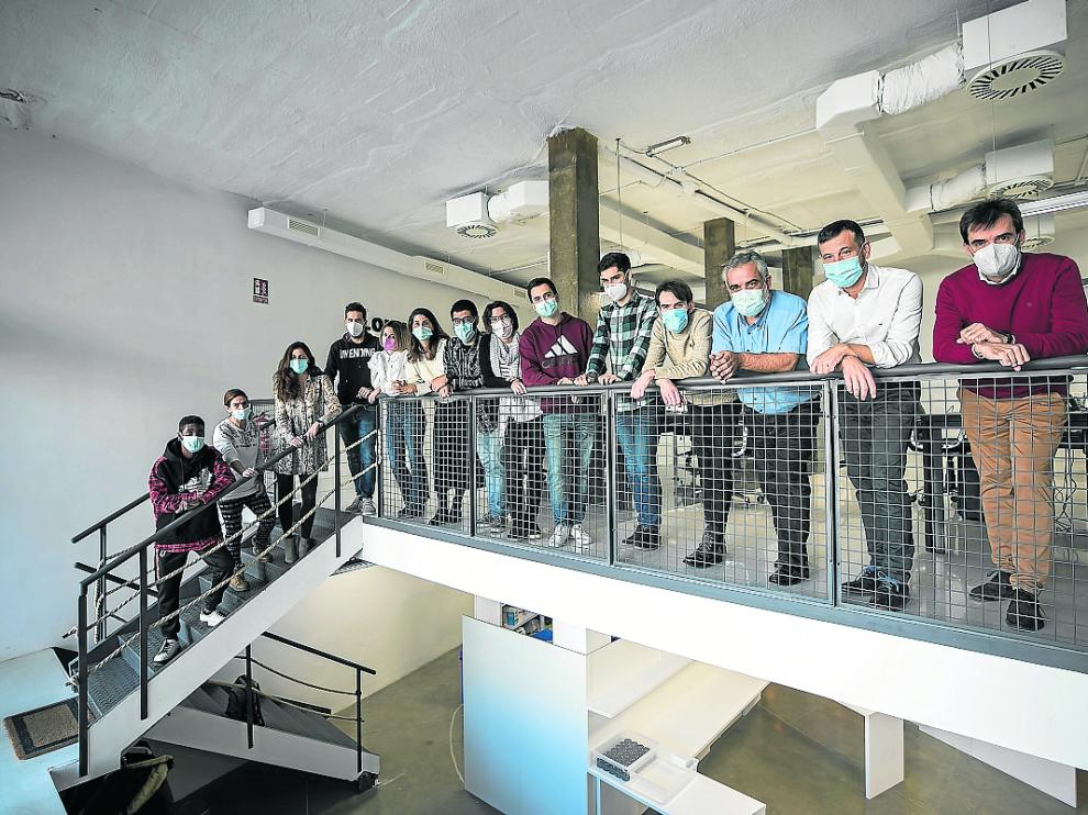 El equipo de Calypso Instruments, con Fernando Pascual y Ángel Maza, en lo alto de la escalera.