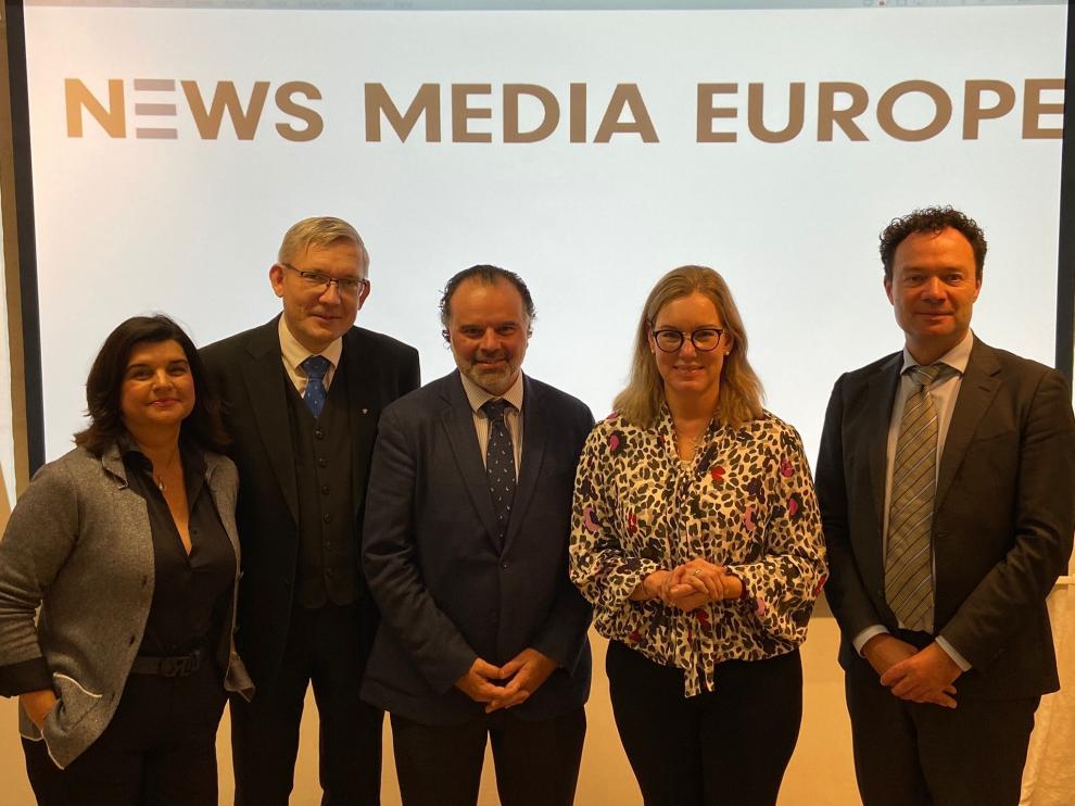En la imagen, Paloma de Yarza (vicepresidenta de la Asociación Europea de Editores, NME), Mart Raudsaar (vicepresidente), Fernando de Yarza, Victoria Svanberg (presidenta entrante) y Tom Nauta (vicepresidente).