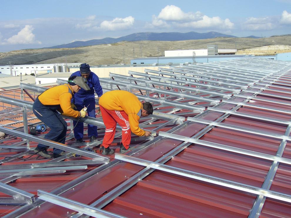 Imagen de archivo de la instalación de placas fotovoltaicas en una nave en Calatayud.