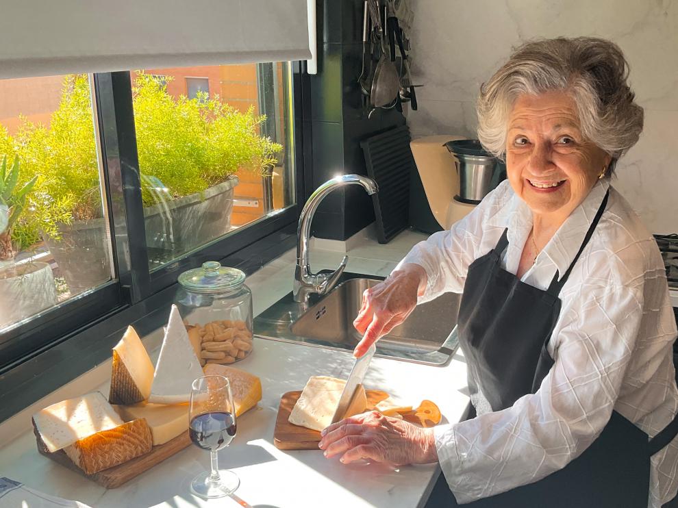 Guadalupe Fiñana, preparando una tabla de quesos en la cocina de su casa