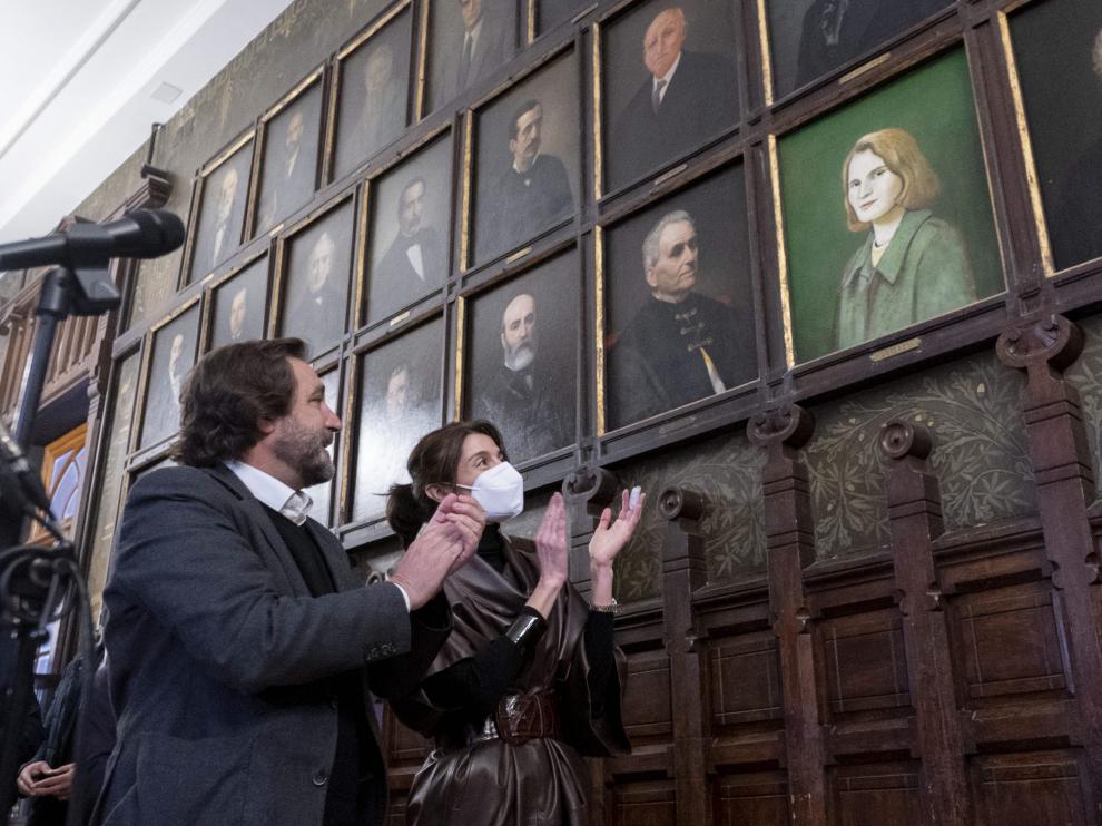 La ministra de Justicia, Pilar Llop, y el presidente del Ateneo de Madrid, Luis Arroyo, aplauden el retrato de la escritora Carmen Laforet