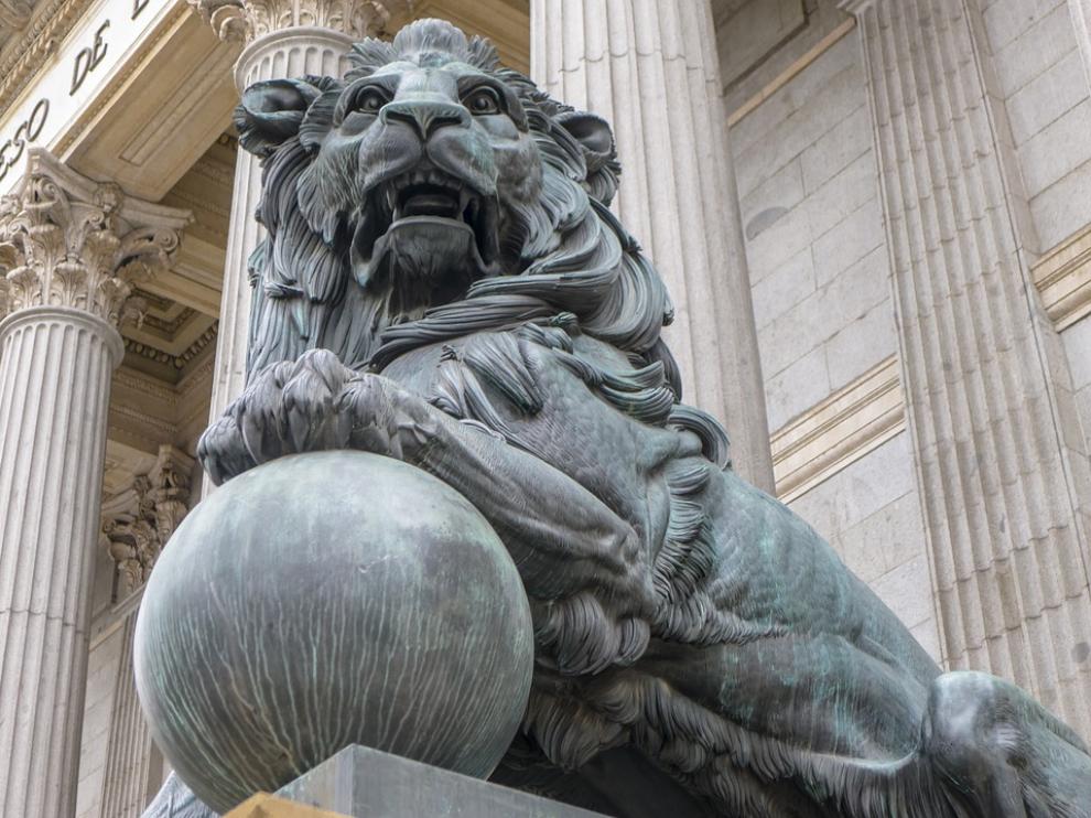 Uno de los leones que flanquean la puerta principal del Congreso