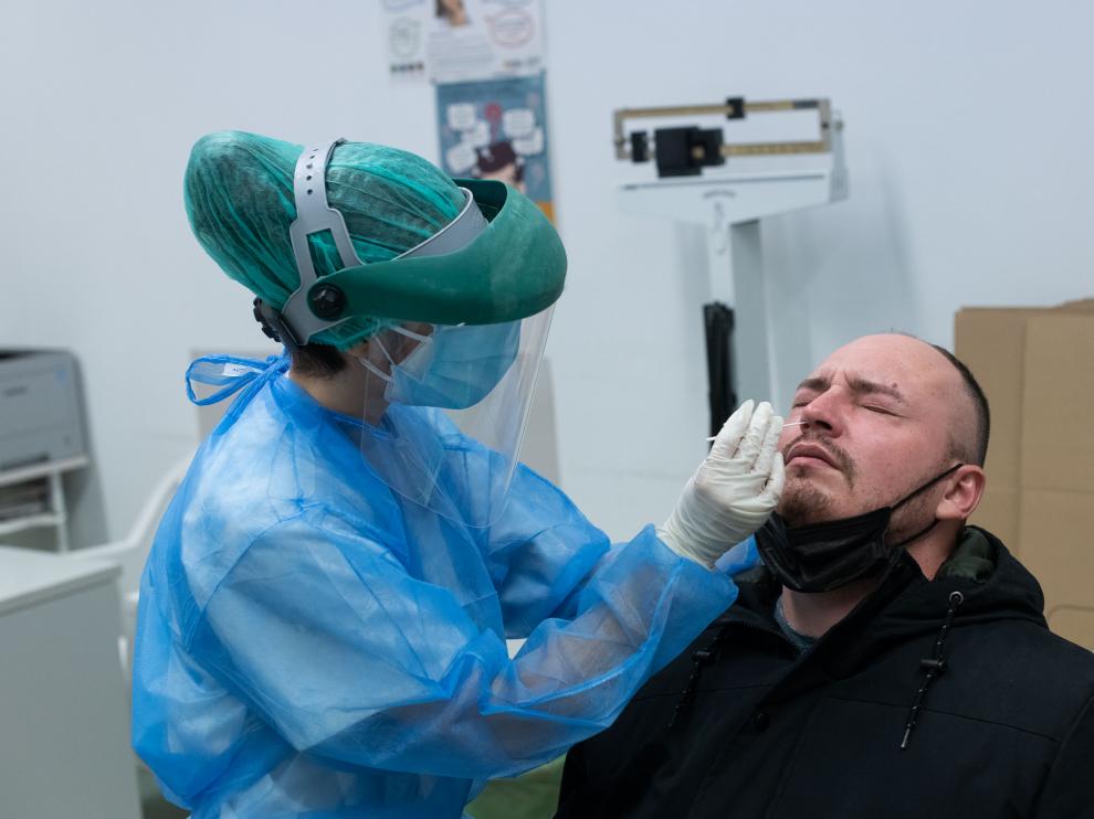 Prueba PCR en el centro de salud del Arrabal