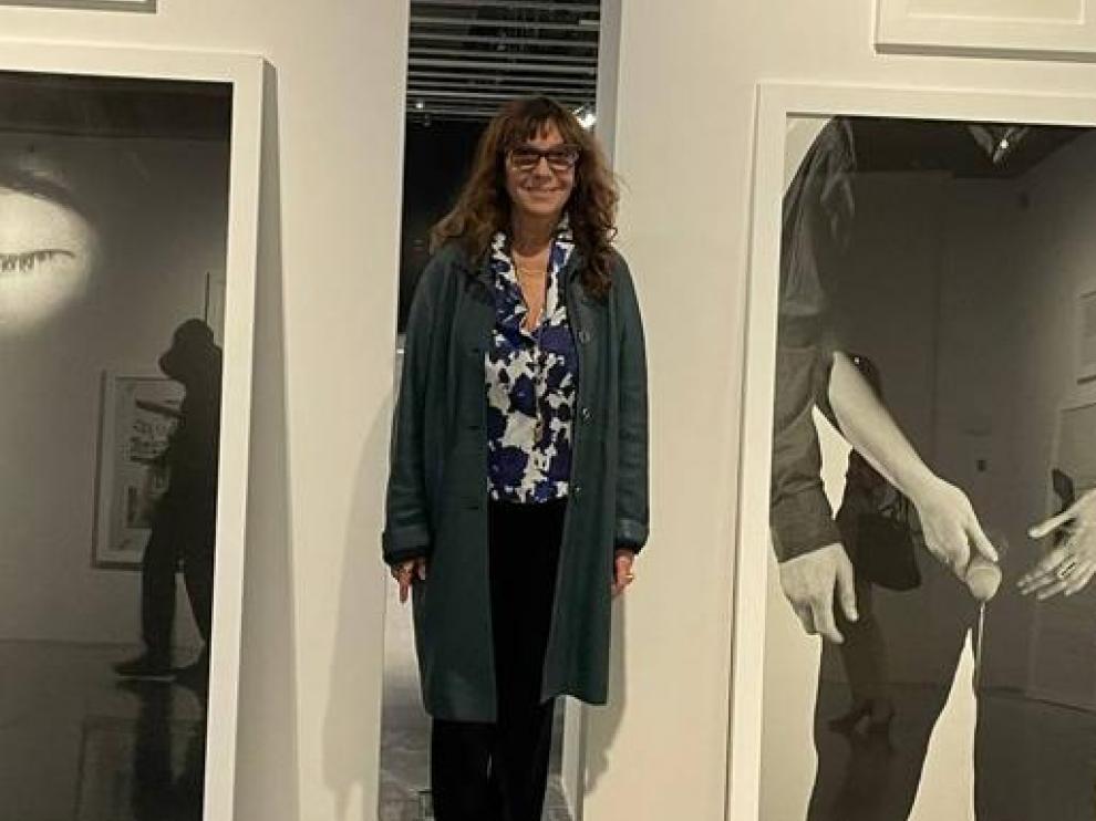 Sophie Calle, entre dos de sus obras de la exposición.