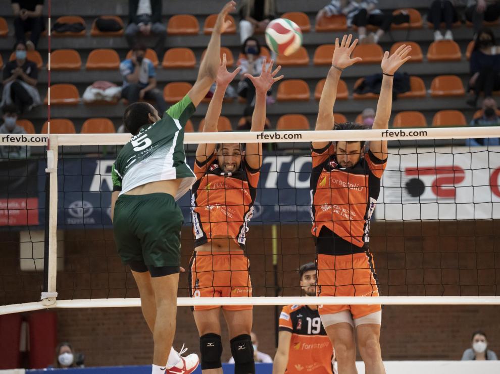 El CV Teruel y el Unicaja Almería, en el último partido de liga disputado en la cancha turolense.