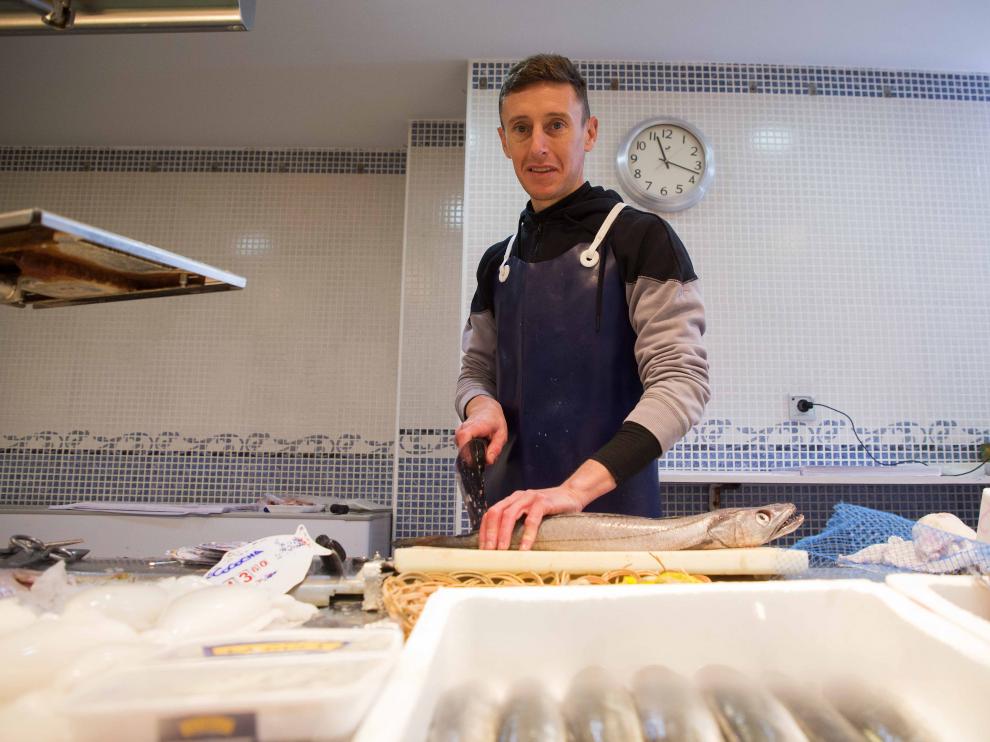 Víctor Tejel posa en Pescados Emilio, negocio ubicado en el mercado de la Rabida.